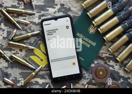 KIEV, UCRAINA - 20 GIUGNO 2024 Rezerv Plus - applicazione ucraina per smartphone con informazioni personali effettive sullo stato di leva per reclute militari e soldati dell'esercito Foto Stock