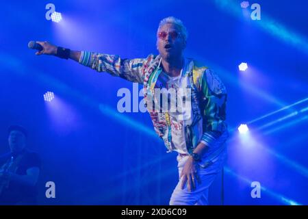 Rick Parfitt Jnr si esibisce nella Big Top al Festival dell'Isola di Wight, Seaclose Park Foto Stock