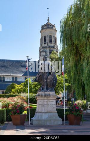 Honfleur, Francia - 5 agosto 2020: Il Monumento ai soldati e ai marinai del Canton che morirono per la Patria, meglio conosciuto come Monumento a Foto Stock