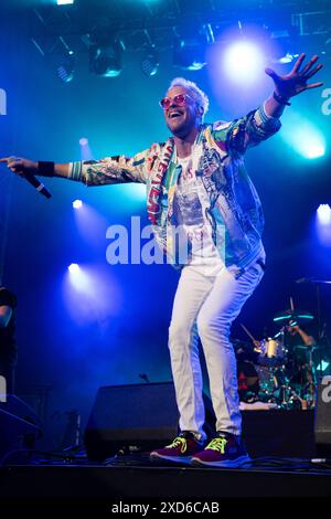 Rick Parfitt Jnr si esibisce nella Big Top al Festival dell'Isola di Wight, Seaclose Park Foto Stock