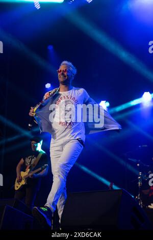 Rick Parfitt Jnr si esibisce nella Big Top al Festival dell'Isola di Wight, Seaclose Park Foto Stock