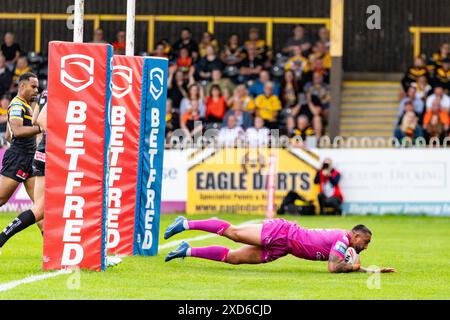 Castleford, Regno Unito. 20 giugno 2024. Betfred Superleague: Castleford Tigers contro Hull KR. Elliot Minchella di Hull KR si schianta per un tentativo. Credito Paul Whitehurst/PBW Media/Alamy Live News Foto Stock