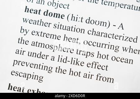 Modello di concetto del dizionario di una pagina stampata con la parola "Heat Dome", un termine correlato alle condizioni meteorologiche Foto Stock