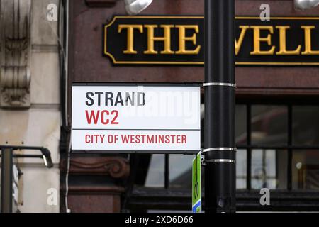 Strand, segnale stradale, Londra, Regno Unito. 16 giugno 2024 Foto Stock