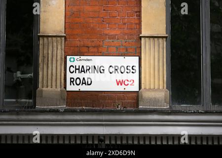 Charing Cross Road, segnale stradale, Londra, Regno Unito. 16 giugno 2024 Foto Stock