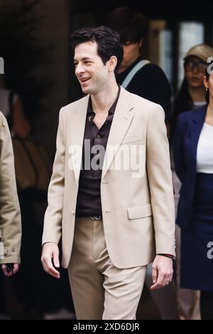 Milano, Italia. 17 giugno 2024. Mark Ronson è stato visto durante la settimana della moda uomo di Milano primavera/estate 2025 a Milano, Italia, il 17 giugno 2024 (foto di Alessandro Bremec/NurPhoto). Crediti: NurPhoto SRL/Alamy Live News Foto Stock