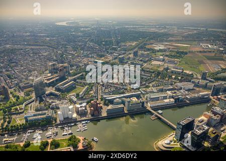 Vista aerea, Medienhafen e fiume Reno, Marina Düsseldorf Yachthafen, il complesso residenziale Neuer Zollhof dell'architetto Frank Gehry, chiamato Gehry Build Foto Stock