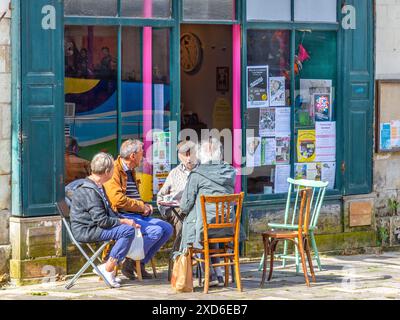 Gruppo di amici che si gusta un caffè mattutino in un caffè della comunità - Preuilly-sur-Claise, Indre-et-Loire (37), Francia. Foto Stock