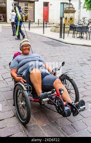 Turista in sovrappeso comodamente in sella a un trike sdraiato austriaco Liegend attraverso il centro città - Tours, Indre-et-Loire (37), F. Foto Stock