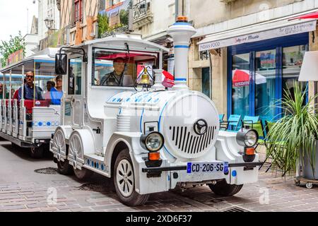 "Le Petit Train" si snoda attraverso le strette stradine della vecchia Tours - Tours, Indre-et-Loire (37), Francia. Foto Stock