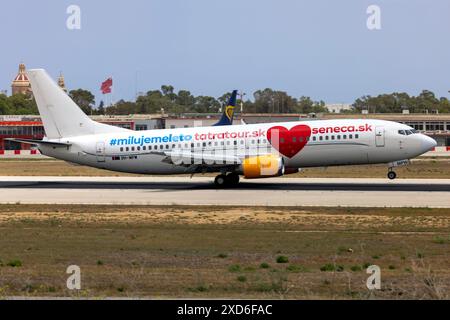 Air Horizont Boeing 737-484 (Reg.: 9H-MPW) in corrispondenza della pista 13. Foto Stock