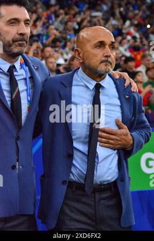 luciano Spalletti e Gianluigi Buffon (Italia) durante UEFA Euro 2024 - Spagna vs Italia, Campionato europeo di calcio a Gelsenkirchen, Germania, 20 giugno 2024 Foto Stock