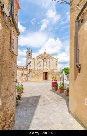 Castello di Monteriggioni, Toscana, Italia; 19 giugno 2024 - Monteriggioni è una piccola città medievale nel cuore della Toscana Foto Stock