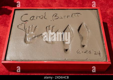 Hollywood, Stati Uniti. 20 giugno 2024. Carol Burnett's Handprint and Footprint al TCL Chinese Theatre di Hollywood, CALIFORNIA, il 20 giugno 2024. (Foto di Corine Solberg/Sipa USA) credito: SIPA USA/Alamy Live News Foto Stock