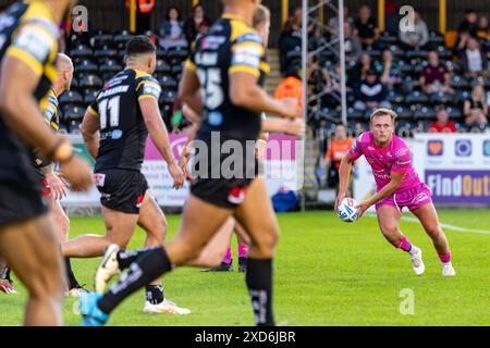 Castleford, Regno Unito. 20 giugno 2024. Betfred Superleague: Castleford Tigers contro Hull KR. Jez Litten di Hull KR si prepara a scaricare la palla. Credito Paul Whitehurst/PBW Media/Alamy Live News Foto Stock