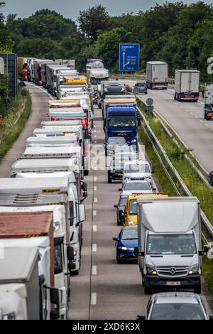 9 km di traffico lungo l'autostrada A40 in direzione est, tra il confine olandese vicino a Venlo, prima dello svincolo di Wankum, a causa di un cantiere, traff Foto Stock