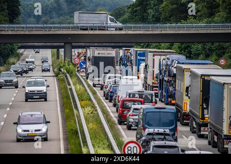 9 km di traffico lungo l'autostrada A40 in direzione est, tra il confine olandese vicino a Venlo, prima dello svincolo di Wankum, a causa di un cantiere, traff Foto Stock