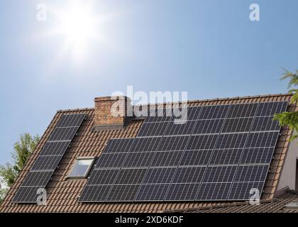 Pannelli solari sul tetto sotto la luce solare intensa. Foto Stock