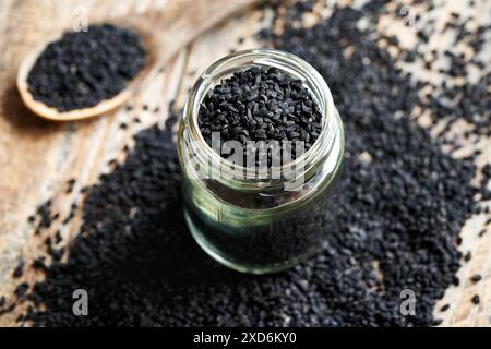 Cumino nero o semi di Nigella sativa in un vaso di vetro. Integratore nutrizionale sano. Foto Stock