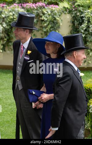 Il duca di Edimburgo, Lady Sarah Chatto e suo fratello David Armstrong-Jones, II conte di Snowdon (R) frequentano la Royal Ascot il giorno delle signore all'ippodromo di Ascot nel Berkshire Foto Stock