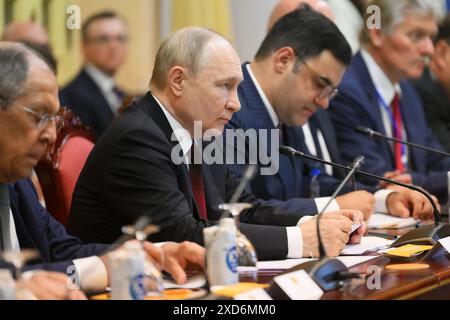 Hanoi, Vietnam. 20 giugno 2024. Il presidente russo Vladimir Putin (2L) e il presidente del Vietnam to Lam (non SEE) partecipano ad una riunione presso il Palazzo Presidenziale di Hanoi, in Vietnam, giovedì 20 giugno 2024. La Russia e il Vietnam si impegnarono il 20 giugno 2024 ad approfondire i legami con il presidente Vladimir Putin che fece una visita di stato volta a rafforzare le sue alleanze per contrastare il crescente isolamento di Mosca durante la guerra in Ucraina. Foto del Cremlino/UPI credito: UPI/Alamy Live News Foto Stock