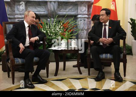 Hanoi, Vietnam. 20 giugno 2024. Il presidente russo Vladimir Putin (L) incontra il presidente dell'Assemblea nazionale Tran Thanh Man (R) al Teatro dell'Opera di Hanoi ad Hanoi in Vietnam, giovedì 20 giugno 2024. La Russia e il Vietnam si impegnarono il 20 giugno 2024 ad approfondire i legami con il presidente Vladimir Putin che fece una visita di stato volta a rafforzare le sue alleanze per contrastare il crescente isolamento di Mosca durante la guerra in Ucraina. Foto del Cremlino/UPI credito: UPI/Alamy Live News Foto Stock