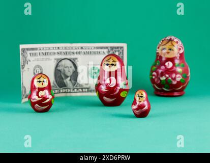 Matryoshka, bambole russe davanti a una banconota da un dollaro Foto Stock