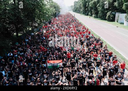 Stoccarda, Stoccarda. 19 giugno 2024. In una dimostrazione di unità e passione calcistica, i tifosi provenienti da Germania e Ungheria si sono riuniti a Stoccarda il 19 giugno 2024 per sostenere le loro squadre nella partita UEFA EURO 2024. Le bandiere tedesche e ungheresi erano tenute in alto mentre i fan di entrambi i lati cantavano e cantavano, creando una scena vivace e festosa. (Immagine di credito: © Ralph Pache/PRESSCOV tramite ZUMA Press Wire) SOLO PER USO EDITORIALE! Non per USO commerciale! Foto Stock