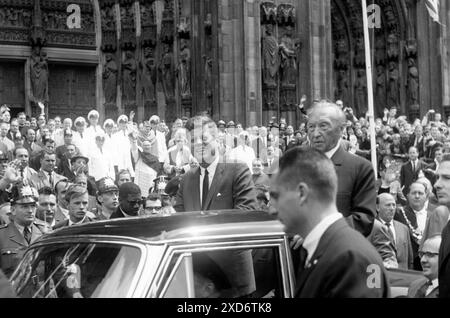 25 giugno 1963: Colonia, Germania Ovest: Oggi è arrivato JOHN F, KENNEDY presidente degli Stati Uniti è arrivato in aereo sull'aeroporto di Colonia Wahn per il suo viaggio attraverso la Germania e a Berlino Ovest. Dopo il suo atterraggio a Colonia, attraverso la Germania e a Berlino Ovest, il presidente si recò in auto a Colonia, dove parlò con i cittadini di Colonia. Dopo essere stato presente ad una messa nella famosa cattedrale di Colonia. Il presidente Kennedy viene mostrato con il Cancelliere tedesco. DR. ADENAUER in auto davanti al cancello della famosa cattedrale: (Credito immagine: © Keystone Press Agency/ZUMA Press Wire). UTILIZZO EDITORIALE Foto Stock