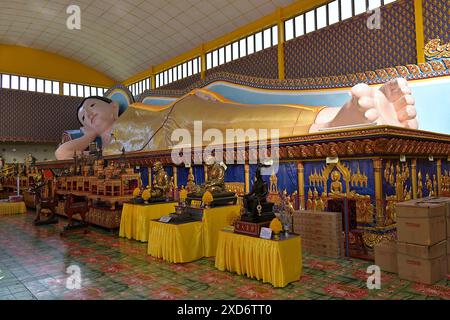 Con i suoi 33 m di lunghezza, la statua di Phra Chaiya Mongkol a Wat Chayamangkalaram, Penang, è uno dei Buddha reclinati più grandi del mondo Foto Stock