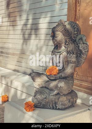 Scultura tradizionale balinese in pietra di donna a Bali, Indonesia. Foto Stock