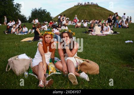 Cracovia, Polonia. 20 giugno 2024. I partecipanti celebrano il solstizio d'estate durante la "notte di Kupala" presso il tumulo di Cracovia, Polonia, il 20 giugno 2024. La KupaÅ‚a Night è la festa dell'antico slavo che cade nella notte più breve dell'anno. Durante quella notte furono eseguiti rituali come raccogliere e fare corone di erbe e fiori selvatici da ragazze e giovani donne, inviare ghirlande sull'acqua; accendere fuochi, ballare, cantare e saltare sul fuoco. (Credit Image: © Beata Zawrzel/ZUMA Press Wire) SOLO PER USO EDITORIALE! Non per USO commerciale! Foto Stock