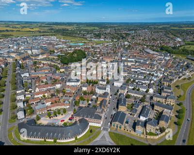 Poundbury, Dorchester, Dorset, Regno Unito. 20 giugno 2024. Vista aerea della nuova città di Poundbury a Dorchester nel Dorset in una calda giornata estiva. Poundbury è costruita sul territorio del Ducato di Cornovaglia e ha l'approvazione di re Carlo III che ha visitato spesso fin dall'inizio della costruzione nel 1993. L'estensione urbana di Dorchester dovrebbe essere completata entro il 2026. Crediti fotografici: Graham Hunt/Alamy Live News Foto Stock