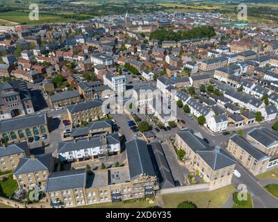 Poundbury, Dorchester, Dorset, Regno Unito. 20 giugno 2024. Vista aerea della nuova città di Poundbury a Dorchester nel Dorset in una calda giornata estiva. Poundbury è costruita sul territorio del Ducato di Cornovaglia e ha l'approvazione di re Carlo III che ha visitato spesso fin dall'inizio della costruzione nel 1993. L'estensione urbana di Dorchester dovrebbe essere completata entro il 2026. Crediti fotografici: Graham Hunt/Alamy Live News Foto Stock