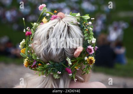 Cracovia, Polonia. 20 giugno 2024. Una ragazza che indossa una corona di fiori celebra il solstizio d'estate durante la "notte di Kupala" presso il tumulo di Cracovia, in Polonia, il 20 giugno 2024. La KupaÅ‚a Night è la festa dell'antico slavo che cade nella notte più breve dell'anno. Durante quella notte furono eseguiti rituali come raccogliere e fare corone di erbe e fiori selvatici da ragazze e giovani donne, inviare ghirlande sull'acqua; accendere fuochi, ballare, cantare e saltare sul fuoco. (Credit Image: © Beata Zawrzel/ZUMA Press Wire) SOLO PER USO EDITORIALE! Non per USO commerciale! Foto Stock