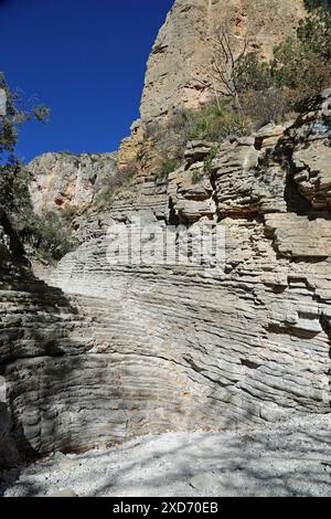 Scogliera verticale a strati - Devils Hall - Guadalupe Mountains NP, Texas Foto Stock