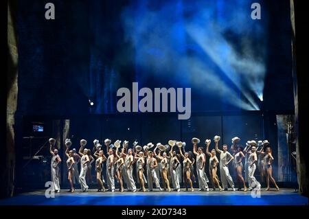 Bad Hersfeld, Germania. 20 giugno 2024. Scena dalla prova dei media per il musical "A Chorus Line" nella Stiftsruine. Secondo il Bad Hersfeld Festival, è il primo teatro nel mondo di lingua tedesca a mettere in scena il musical in una produzione indipendente e coreografia. La prima è il 22.06.2024. Crediti: Uwe Zucchi/dpa/Alamy Live News Foto Stock