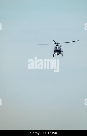 Elicottero della polizia in volo Foto Stock