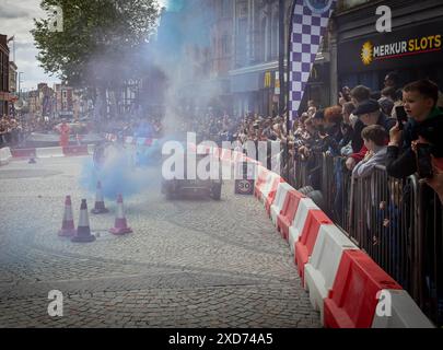 Krazy Races Warrington. Il sole risplende su Bridge Street, mentre molti veicoli unici fatti a mano hanno preso parte alle prove a tempo in discesa. Foto Stock