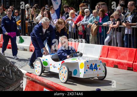 Krazy Races Warrington. Le prove a tempo di discesa hanno preso parte a veicoli unici fatti a mano con scatola di sapone. Dovevano essere spinti in cima alla collina Foto Stock