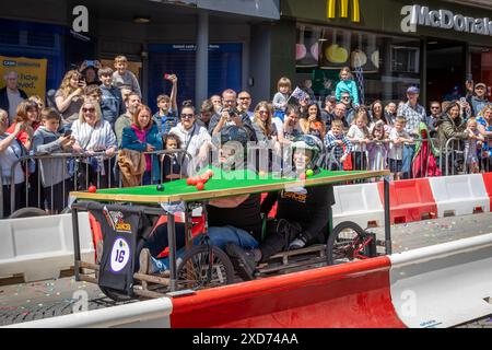 Krazy Races Warrington. Nelle prove a tempo in discesa hanno preso parte alle prove a tempo di discesa un esclusivo veicolo da tavolo snooker realizzato a mano da due persone. Foto Stock