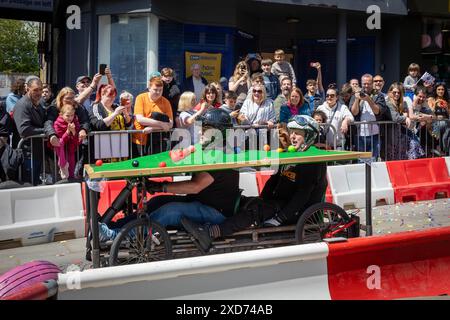 Krazy Races Warrington. Nelle prove a tempo in discesa hanno preso parte alle prove a tempo di discesa un esclusivo veicolo da tavolo snooker realizzato a mano da due persone. Foto Stock