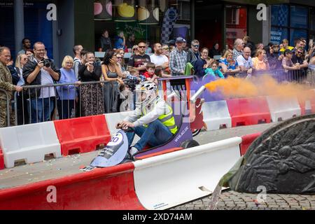 Krazy Races Warrington. Gli unici veicoli fatti a mano con scatola di sapone si dirigono verso e intorno al fiume della vita Foto Stock