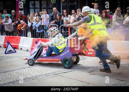 Krazy Races Warrington. Alcuni veicoli unici fatti a mano con scatola di sapone avevano bisogno di una spinta extra Foto Stock