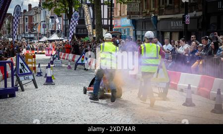 Krazy Races Warrington. Alcuni veicoli unici fatti a mano con scatola di sapone avevano bisogno di una spinta extra Foto Stock