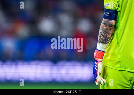 Braccio con tatuaggio e fascia da braccio rispetto al portiere Gianluigi Donnarumma (1) dell'Italia durante una partita di calcio tra le squadre nazionali di Spagna e Italia nella seconda giornata del gruppo B nella fase a gironi del torneo UEFA Euro 2024 , giovedì 20 giugno 2024 a Gelsenkirchen , Germania . FOTO SPORTPIX | Stijn Audooren Foto Stock