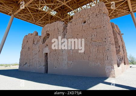 La grande casa di adobe a quattro piani sotto la tettoia protettiva presso il Casa grande Ruins National Monument - Coolidge, Arizona, aprile 2024 Foto Stock