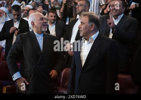 Teheran, Teheran, Iran. 19 giugno 2024. Mohammad Javad Zarif (L), ex ministro degli affari esteri, e Abbas Ahmad Akhoundi (R), ex ministro delle strade e dello sviluppo urbano, arrivano alla riunione della campagna elettorale di Masoud Pezeshkian a Teheran il 19 giugno 2024. (Credit Image: © Sobhan Farajvan/Pacific Press via ZUMA Press Wire) SOLO PER USO EDITORIALE! Non per USO commerciale! Foto Stock