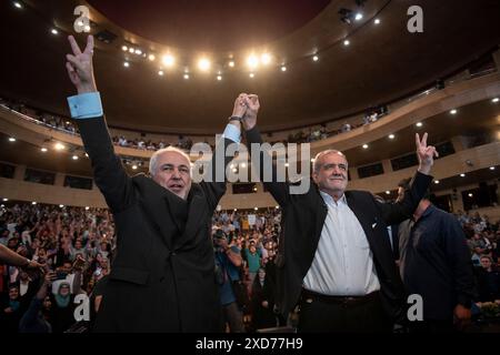 Teheran, Teheran, Iran. 20 giugno 2024. Il candidato riformista Masoud Pezeshkian (R) per le elezioni presidenziali iraniane del giugno 28 ha preso la mano di Mohammad Javad Zarif (L), ex ministro degli esteri, durante una riunione della campagna elettorale a Teheran il 19 giugno 2024. (Credit Image: © Sobhan Farajvan/Pacific Press via ZUMA Press Wire) SOLO PER USO EDITORIALE! Non per USO commerciale! Foto Stock