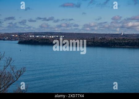 McNabs Island dal sito storico nazionale York Redoubt a Fergusons Cove, nuova Scozia, Canada Foto Stock